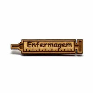 Pin de madeira – Enfermagem (Seringa)